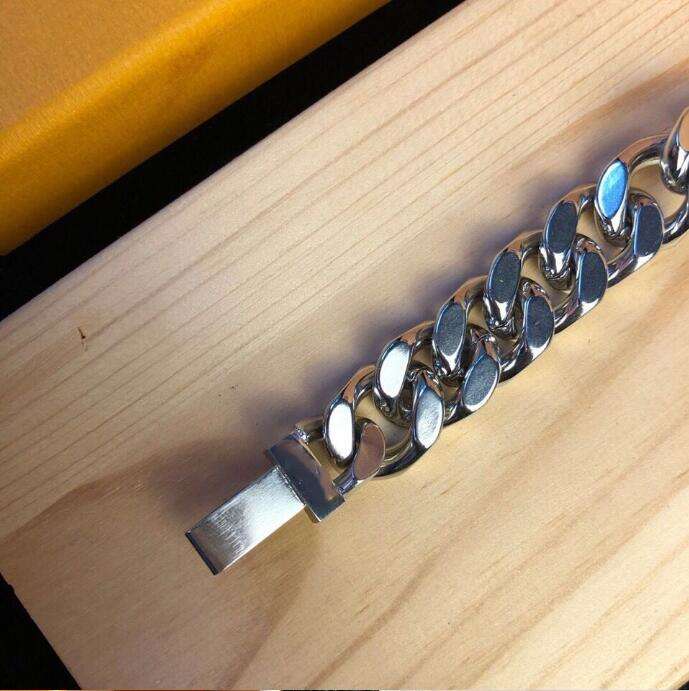 Brand letter L home V European and American trend titanium steel bracelet to send her boyfriend gift box packaging, Golden;silver
Brand letter L home V European and American trend titanium steel bracelet to send her boyfriend gift box packaging, Golden;silver