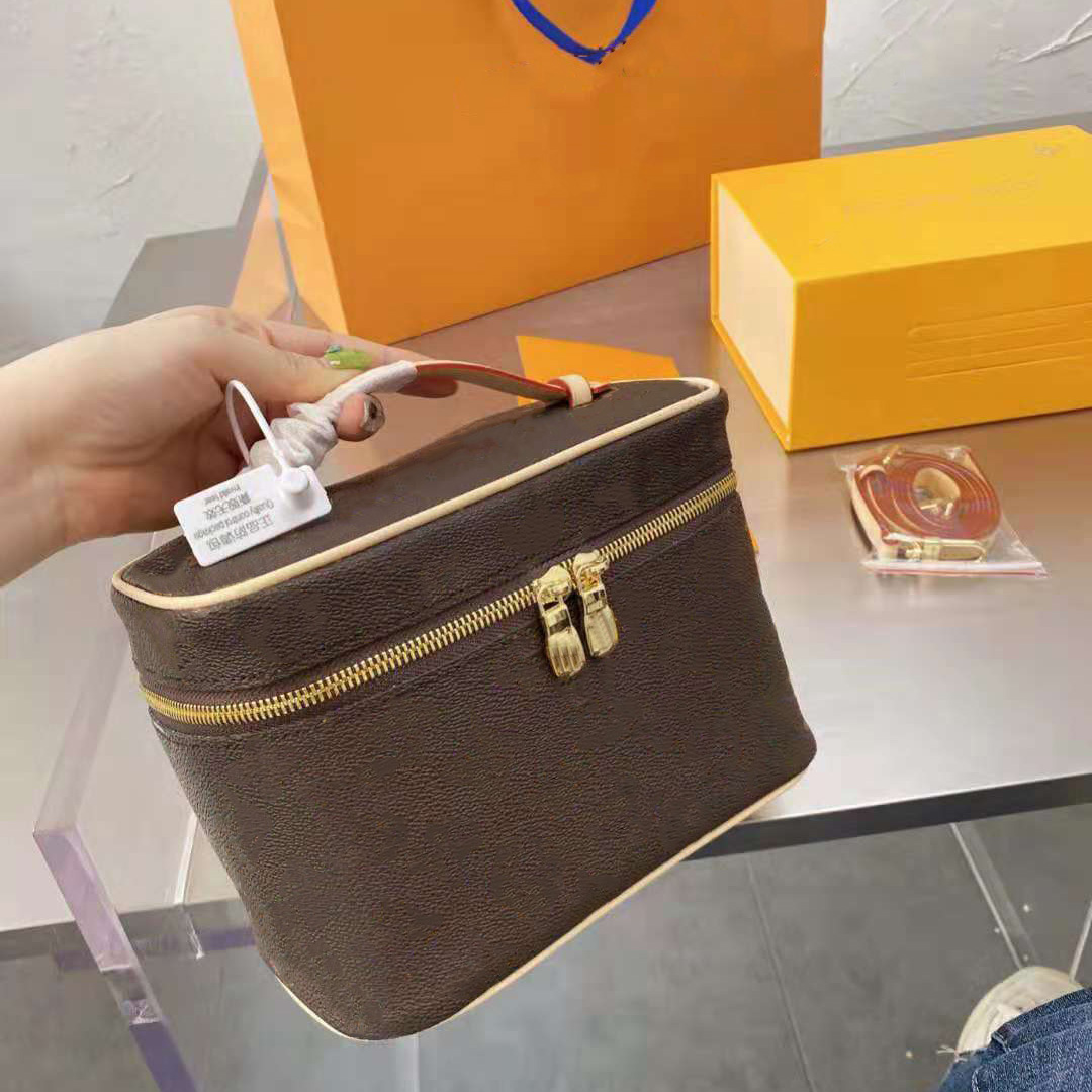 Designers Cosmetic Bag Case High Qulity Classic Brown Fashion luxurys Handbag Lady Shoulder Bags Women Make Up BOX Pouch, Brown flower
Designers Cosmetic Bag Case High Qulity Classic Brown Fashion luxurys Handbag Lady Shoulder Bags Women Make Up BOX Pouch, Brown flower