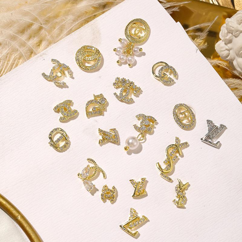 Nail Art Decorations Metal With Diamond Drill Jewelry Luxurious Luxury Des ign Brand Logo Gold Color Nails Salon Store MJ42
Nail Art Decorations Metal With Diamond Drill Jewelry Luxurious Luxury Des ign Brand Logo Gold Color Nails Salon Store MJ42