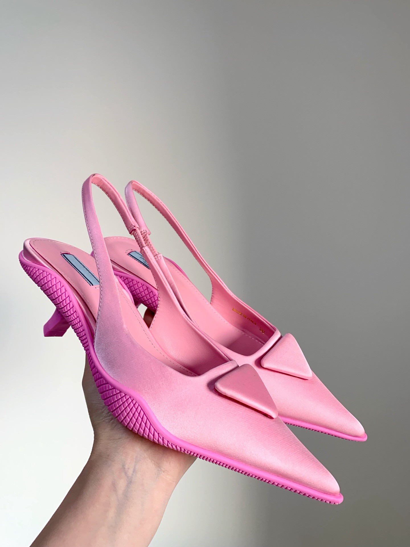 PR Baotou sandals summer 2021 word with pointed toe cat heels stiletto leather women's shoes 35-39, Box
PR Baotou sandals summer 2021 word with pointed toe cat heels stiletto leather women's shoes 35-39, Box