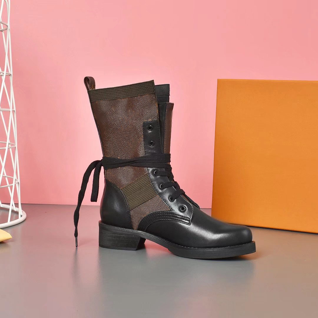 2021 metropolis ranger flat boots lace-up British style Martin boots canvas stitching leather upper metal logo low-heeled knight boots, Black 
2021 metropolis ranger flat boots lace-up British style Martin boots canvas stitching leather upper metal logo low-heeled knight boots, Black