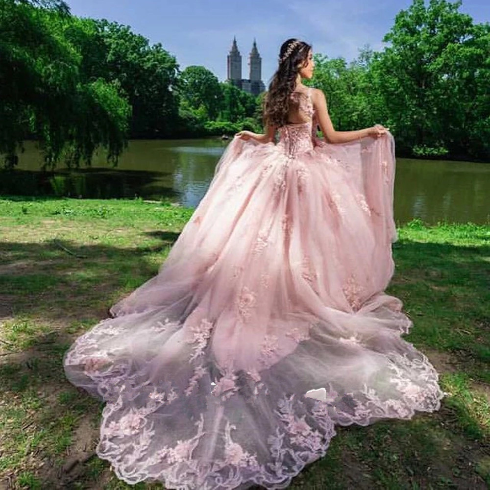 Elegant Pink Lace Appliques Ball Gown Quinceanera Dresses Sexy V Neck Plus Size Sweep Train Blackelss Formal Prom Party Gowns Sweet 16 Dress Vestidos 