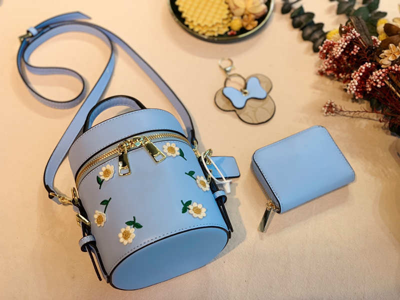 women shoulder bags 2021 summer and autumn Fashion Ladies Bucket bag high-capacity High-quality solid Leather Daisies Embroidery Famous Luxury Designers handbags, Black
women shoulder bags 2021 summer and autumn Fashion Ladies Bucket bag high-capacity High-quality solid Leather Daisies Embroidery Famous Luxury Designers handbags, Black