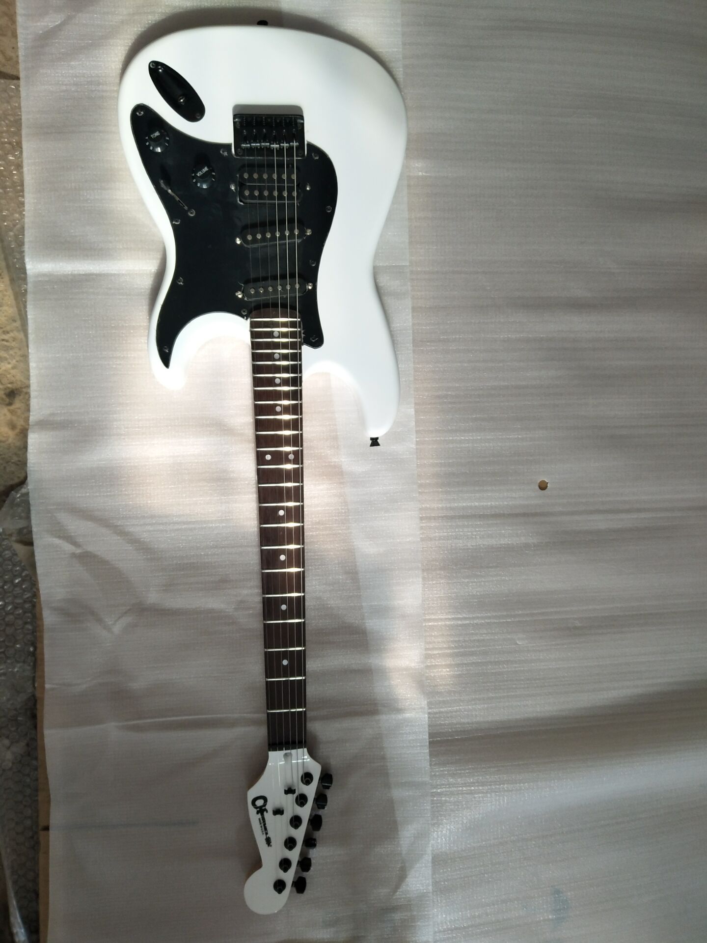 Custom Shop White San Dimas ST Electric Guitar Alder Body, Slanted Pickups SSH, Black Hardware, Tremolo Bridge
Custom Shop White San Dimas ST Electric Guitar Alder Body, Slanted Pickups SSH, Black Hardware, Tremolo Bridge