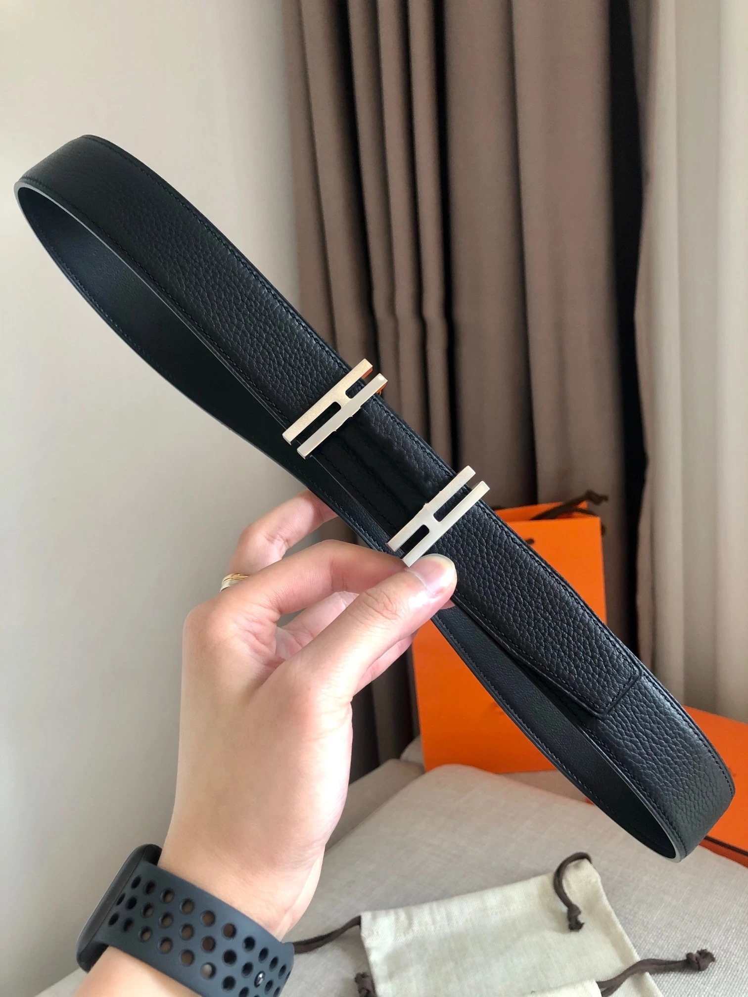 HE142High-end H herm private custom men's and women's belts fashion light leather ladies belt, Black;brown
HE142High-end H herm private custom men's and women's belts fashion light leather ladies belt, Black;brown