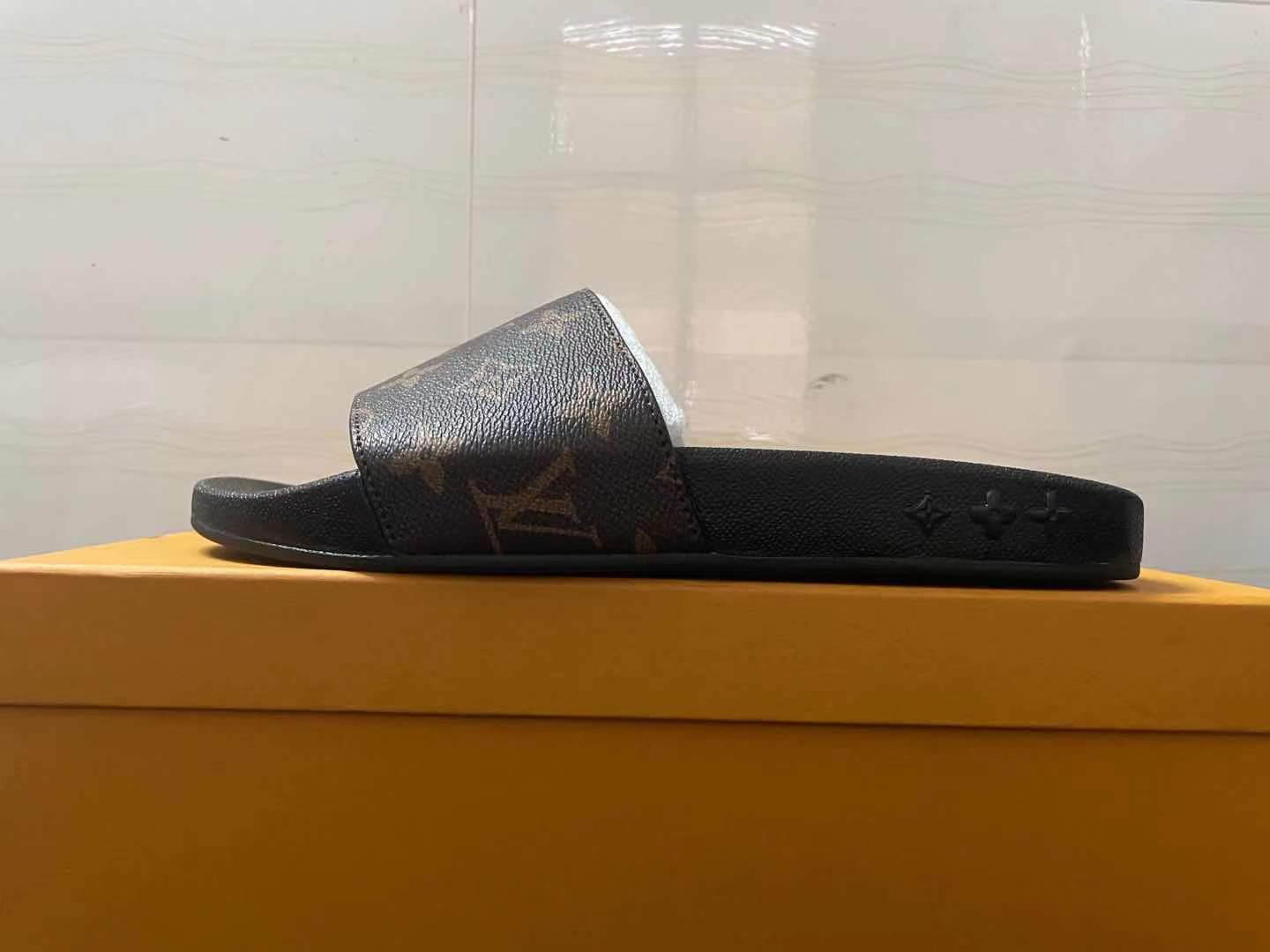 Slipper Designer Slide Summer sandals Fashion Men Beach Indoor Flat Flip Flops Leather Lady Women Shoes Ladies Slippers Size 35-46 with box
Slipper Designer Slide Summer sandals Fashion Men Beach Indoor Flat Flip Flops Leather Lady Women Shoes Ladies Slippers Size 35-46 with box