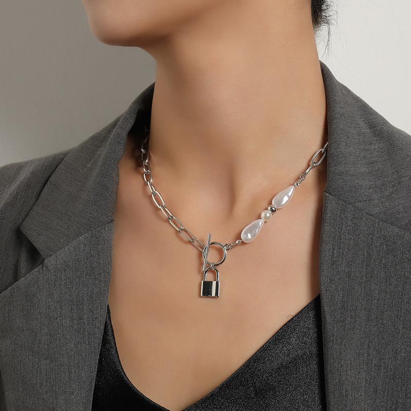 Pendant Necklaces Punk Baroque Pearls Lock For Women Vintage Thick Chains OT Buckle Geometric Necklace Sweater Jewelry
Pendant Necklaces Punk Baroque Pearls Lock For Women Vintage Thick Chains OT Buckle Geometric Necklace Sweater Jewelry