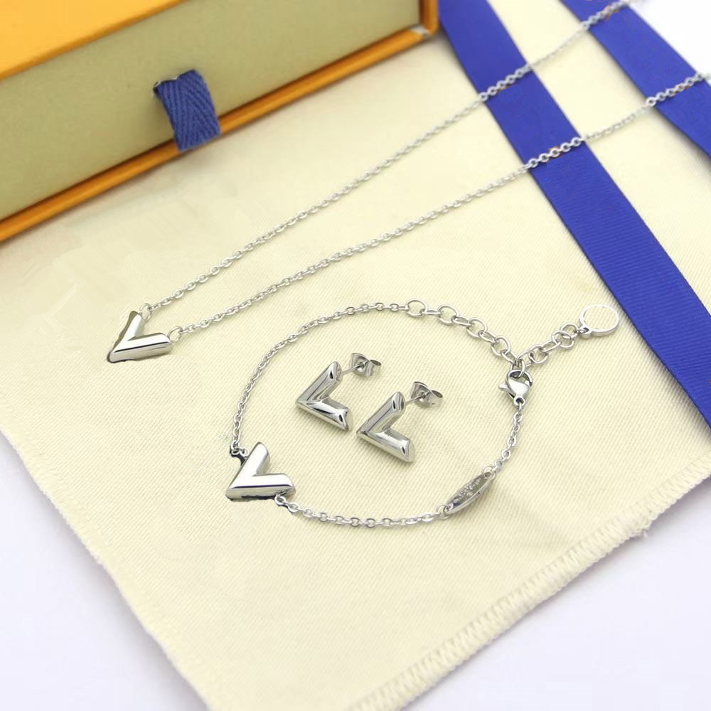 Classic Designer Pendant Charm Bracelets gold love V Necklace Ear Studs fashion Jewelrys Wristband plated letter simple heart Luxury Pendants Titanium(NO BOX)
Classic Designer Pendant Charm Bracelets gold love V Necklace Ear Studs fashion Jewelrys Wristband plated letter simple heart Luxury Pendants Titanium(NO BOX)