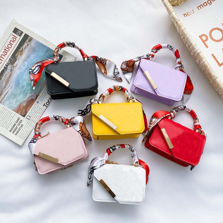 designer luxury kids handbags fashion baby girls letter silk Scarves chain mini messenger bags children embossing PU change purse one shoulder bag 0F018, Mix colors random
designer luxury kids handbags fashion baby girls letter silk Scarves chain mini messenger bags children embossing PU change purse one shoulder bag 0F018, Mix colors random
