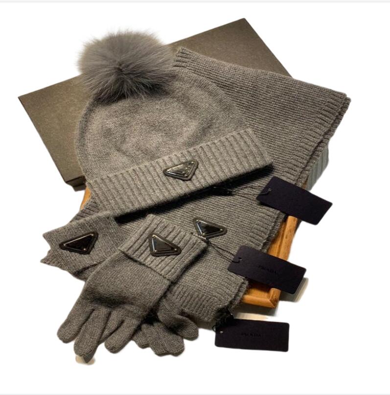 2022 HIGH Quality Classic lattice Winter hats designers bone cap Mens women Couple scarf hat three-piece suit Scarf Caps Men Scarves
2022 HIGH Quality Classic lattice Winter hats designers bone cap Mens women Couple scarf hat three-piece suit Scarf Caps Men Scarves