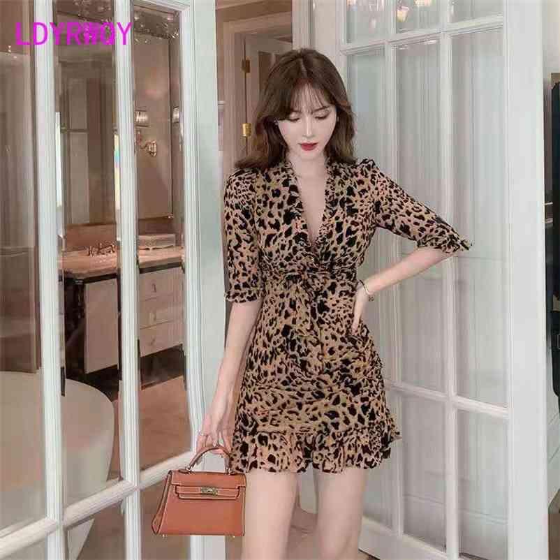 LDYRWQY Thin French dress summer V-neck leopard print women Knee-Length Zippers Office Lady 210603
LDYRWQY Thin French dress summer V-neck leopard print women Knee-Length Zippers Office Lady 210603
