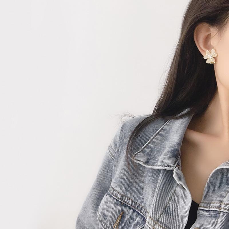 Clip-on & Screw Back Cute Fashion Pave Top CZ Crystals Clovers Flower Style 3 Gold Color Needle Clip Earring For Women Gift Jewelry