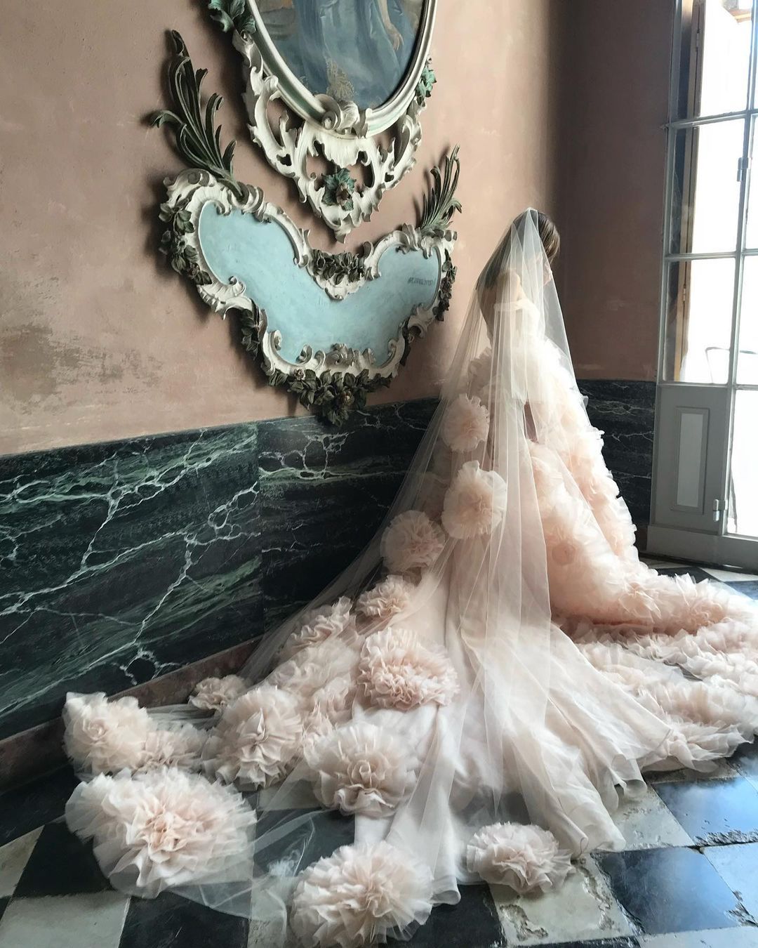 Beautiful Big Stain Flower Wedding Veils Appliques Lace Bridal for Girls Cathedral Luxury Long Chapel Length Beaded