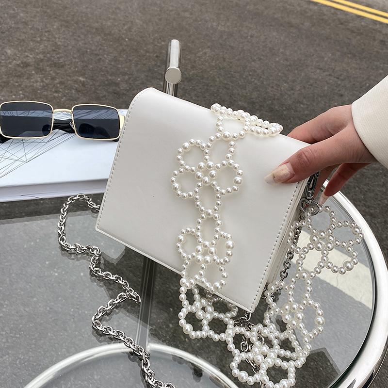 Original Brand Flower Pearl Chain Shoulder Strap Women's Bag 2021 Fashion Unique Messenger High-end Square Bags, Black
Original Brand Flower Pearl Chain Shoulder Strap Women's Bag 2021 Fashion Unique Messenger High-end Square Bags, Black