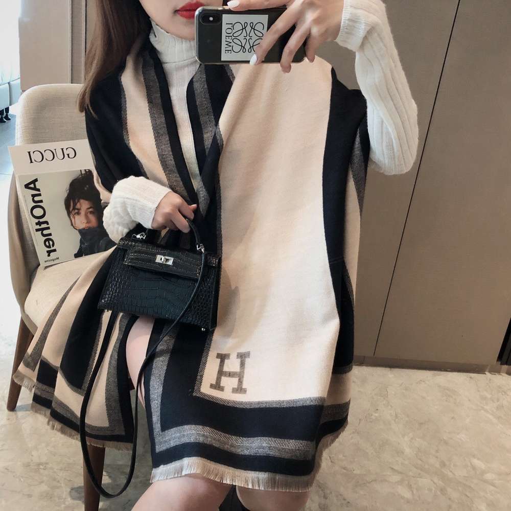 Luxury Brand scarves shawls Korean autumn winter H-letter cashmere like double-sided scarf thickened warm long versatile, Blue;gray
Luxury Brand scarves shawls Korean autumn winter H-letter cashmere like double-sided scarf thickened warm long versatile, Blue;gray