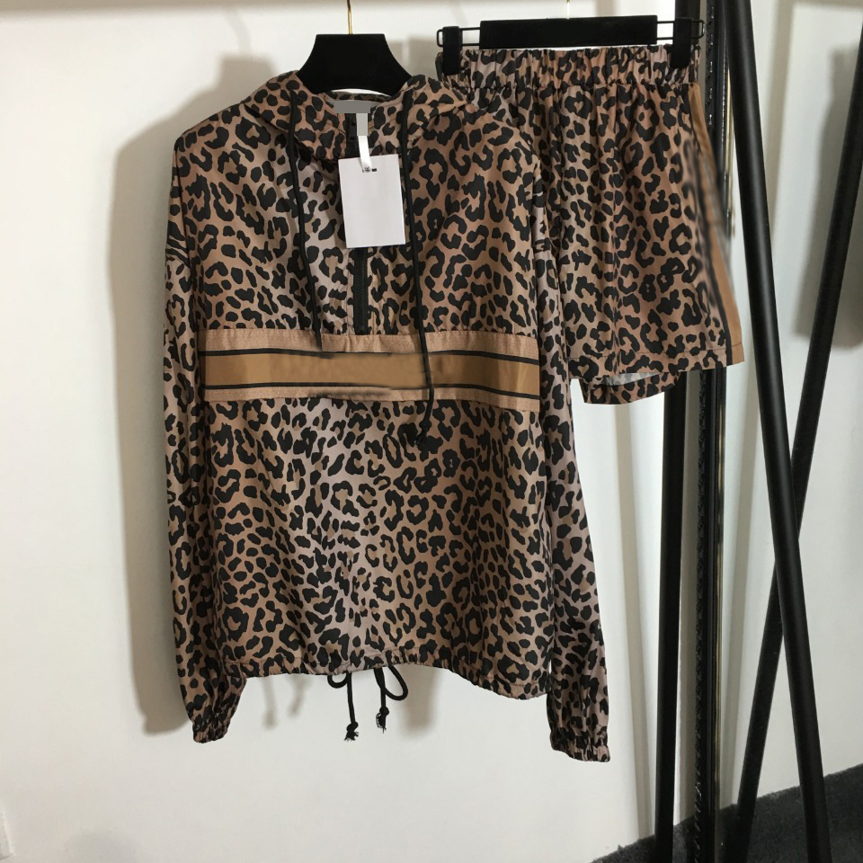 chic 2021 womens mens Two Piece pants tracksuits luxury Leopard hoodies shorts with high-end designer female clothing sunscreen jackets Jack, Gray
chic 2021 womens mens Two Piece pants tracksuits luxury Leopard hoodies shorts with high-end designer female clothing sunscreen jackets Jack, Gray
