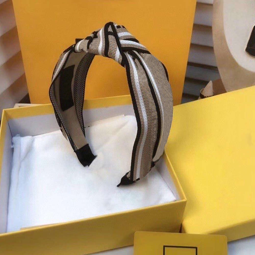 Fashion Designer Letter Headbands Women Hair Sticks Girl Headband Women Accessories Luxury Head Bands Vintage
Fashion Designer Letter Headbands Women Hair Sticks Girl Headband Women Accessories Luxury Head Bands Vintage