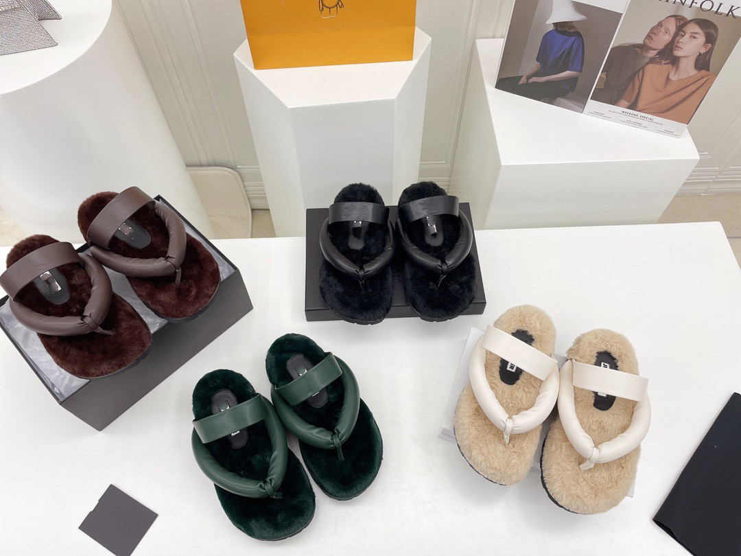 Women's autumn and winter warm wool slippers classic big head flip flops girls leather flat slides size 35-39, Box
Women's autumn and winter warm wool slippers classic big head flip flops girls leather flat slides size 35-39, Box