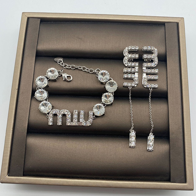 M home 2021 alphabet water drill full drills long earring temperament high version of earrings jewelry women, White
M home 2021 alphabet water drill full drills long earring temperament high version of earrings jewelry women, White