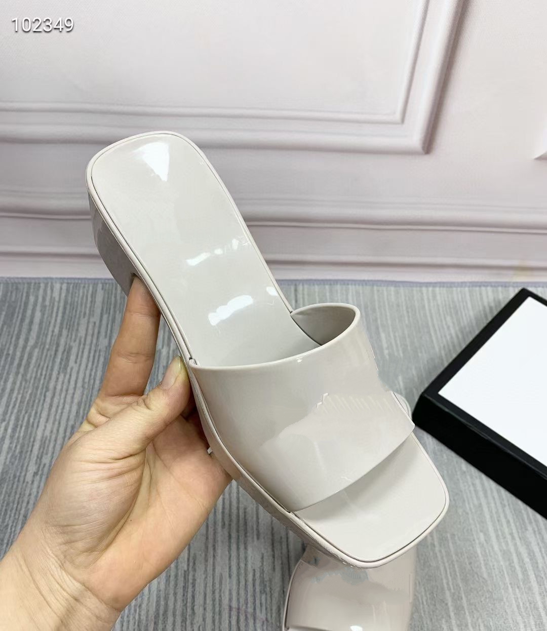 Beach slippers Summer Designer Women Shoes Coarser heel flops 100% Patent leather lady Half slipper Metal luxury High heeled 35-41 mjh001
Beach slippers Summer Designer Women Shoes Coarser heel flops 100% Patent leather lady Half slipper Metal luxury High heeled 35-41 mjh001