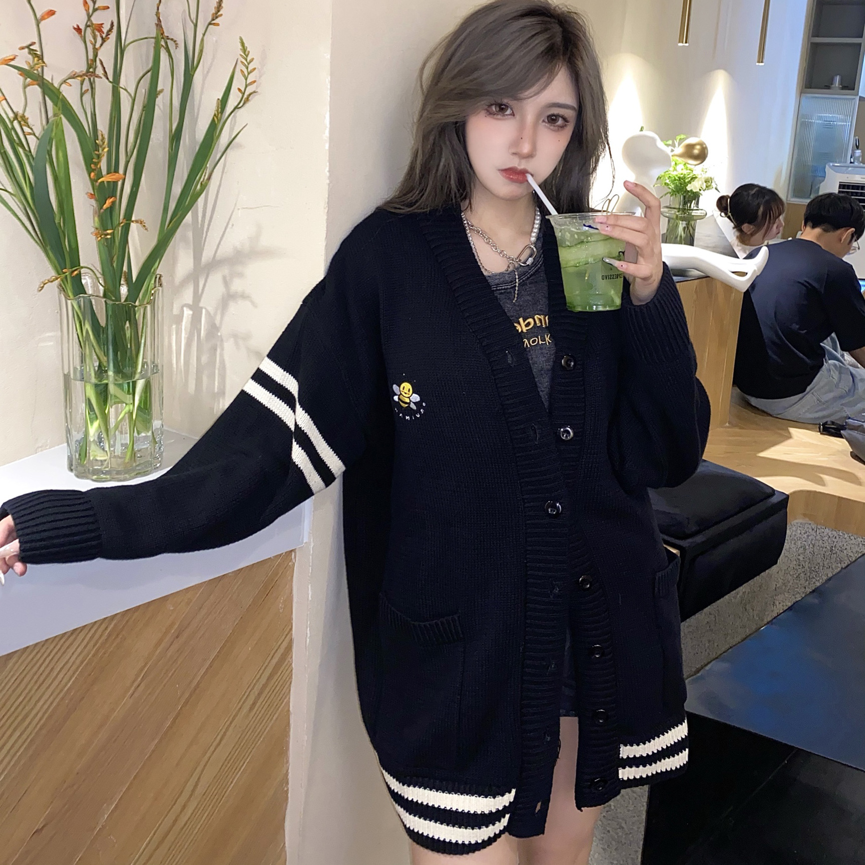 Luxury Designer Bee Pattern Stripe Print Sweaters for Women Autumn Brand Cardigan Sweater Coats Letters Fashion Small Sweet Wind Coat Tops Clothes, Black
Luxury Designer Bee Pattern Stripe Print Sweaters for Women Autumn Brand Cardigan Sweater Coats Letters Fashion Small Sweet Wind Coat Tops Clothes, Black
