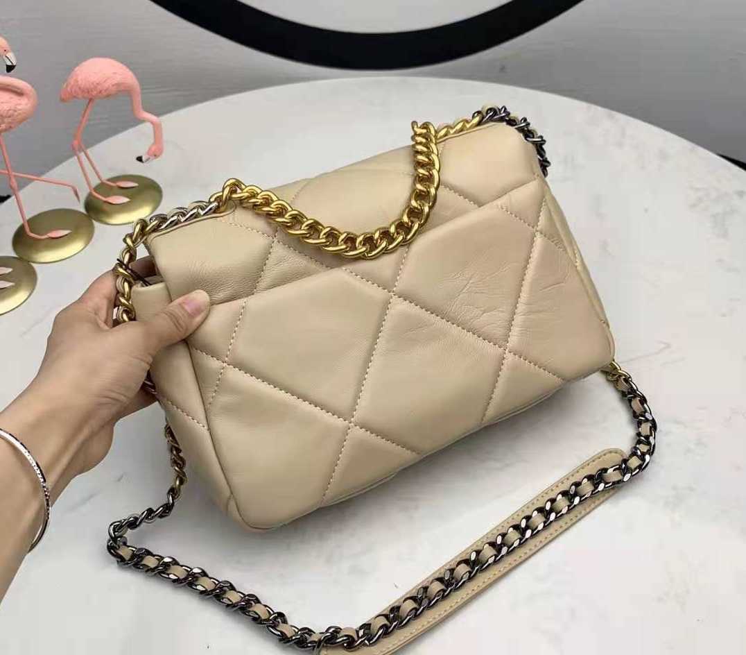 Classic toppquality 19 genuine leather bag trademark famous high quality female handbag crossbody fur bags luxury lambskin designer
Classic toppquality 19 genuine leather bag trademark famous high quality female handbag crossbody fur bags luxury lambskin designer
