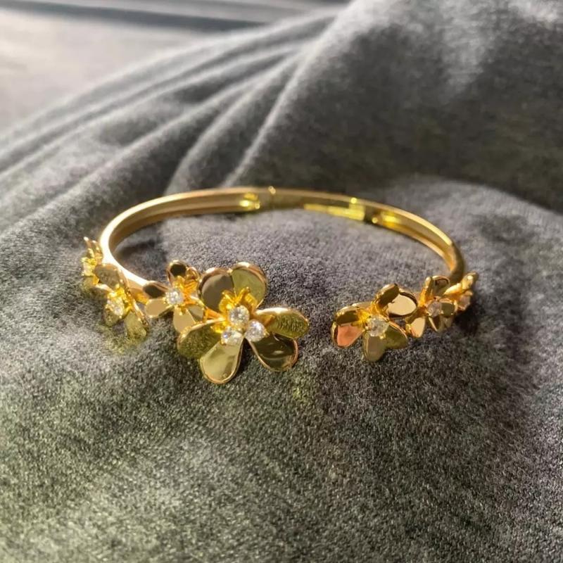 Bangle 2021 Brand Pure 925 Sterling Silver Jewelry For Women Gold Clover Bracelet Praty Wedding Flower Cuff
Bangle 2021 Brand Pure 925 Sterling Silver Jewelry For Women Gold Clover Bracelet Praty Wedding Flower Cuff