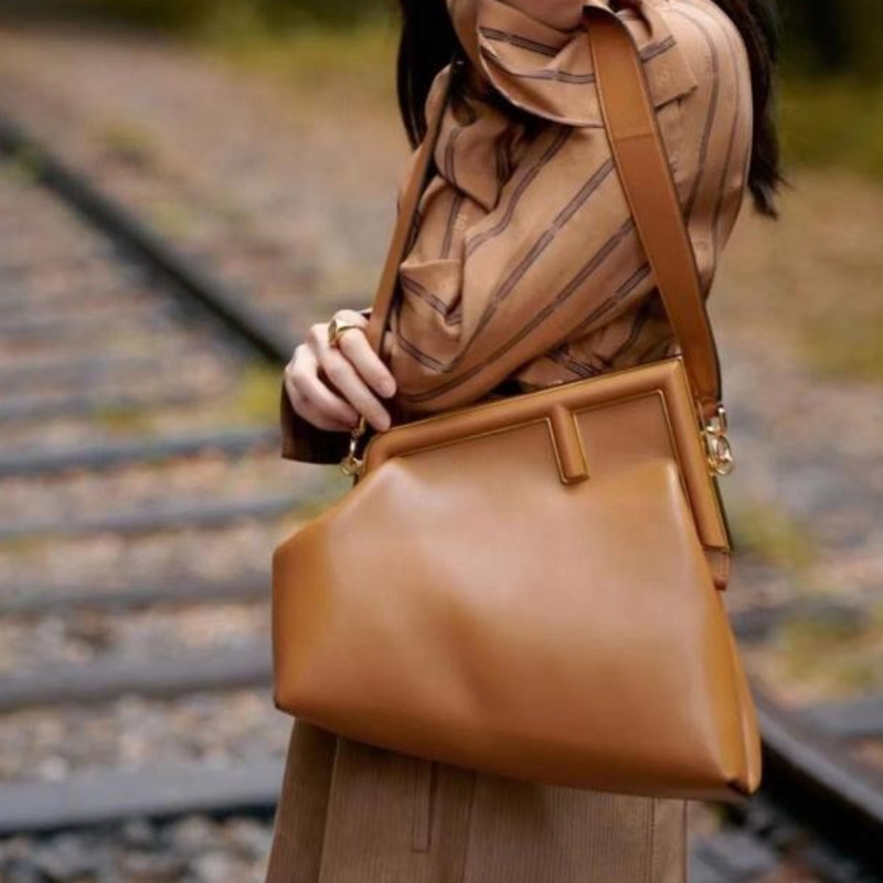 Women Luxurys Handbags Fend Designer 2021 First Series Metal Wrapped Dinner Handbag Single Shoulder Messenger BagOUYZ BB
Women Luxurys Handbags Fend Designer 2021 First Series Metal Wrapped Dinner Handbag Single Shoulder Messenger BagOUYZ BB