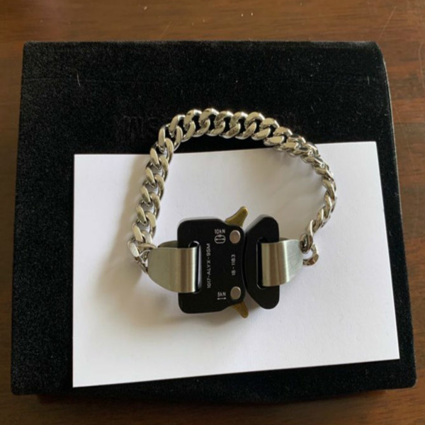 Alyx River Link Bracelet Men Women 1017 Alyx 9sm Lasered Bracelets Stainless Steel Black Metal Buckle Austria Q0717
Alyx River Link Bracelet Men Women 1017 Alyx 9sm Lasered Bracelets Stainless Steel Black Metal Buckle Austria Q0717