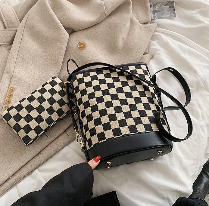 Factory wholesale womens crossbody bag sweet foreign fashion checkerboard handbags street personality plug-in coin purse women' backpack simple leather handbag
Factory wholesale womens crossbody bag sweet foreign fashion checkerboard handbags street personality plug-in coin purse women' backpack simple leather handbag