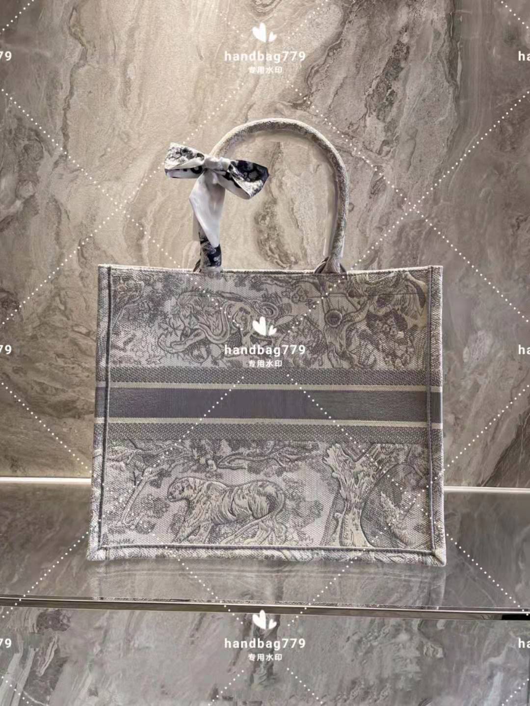 Highest version top Luxury classic fashion shopping bags 3d animal jungle embroidery hand held colour canvas To bear or endure dirty women m
Highest version top Luxury classic fashion shopping bags 3d animal jungle embroidery hand held colour canvas To bear or endure dirty women m