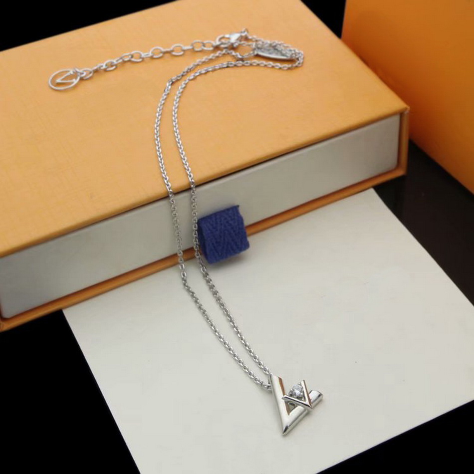 Europe America Fashion Jewelry Sets Lady Womens Gold/Silver-color Metal Engraved V Initials Setting Diamond Volt Necklace Earrings3150462, No original box
Europe America Fashion Jewelry Sets Lady Womens Gold/Silver-color Metal Engraved V Initials Setting Diamond Volt Necklace Earrings3150462, No original box