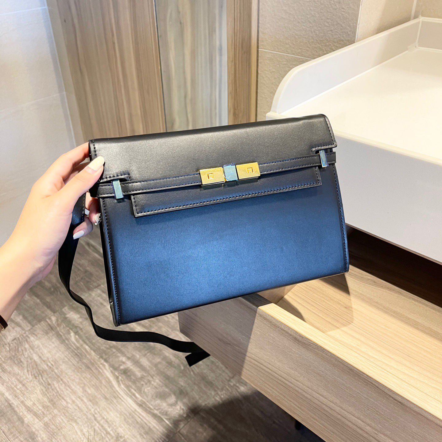 Black Designers Shoulder bags Shopping Lady Famous chain Wallets Luxurys fashion Women Interior Zipper Pocket Compartment Soft Practical Famous Handbags with box, Style x
Black Designers Shoulder bags Shopping Lady Famous chain Wallets Luxurys fashion Women Interior Zipper Pocket Compartment Soft Practical Famous Handbags with box, Style x