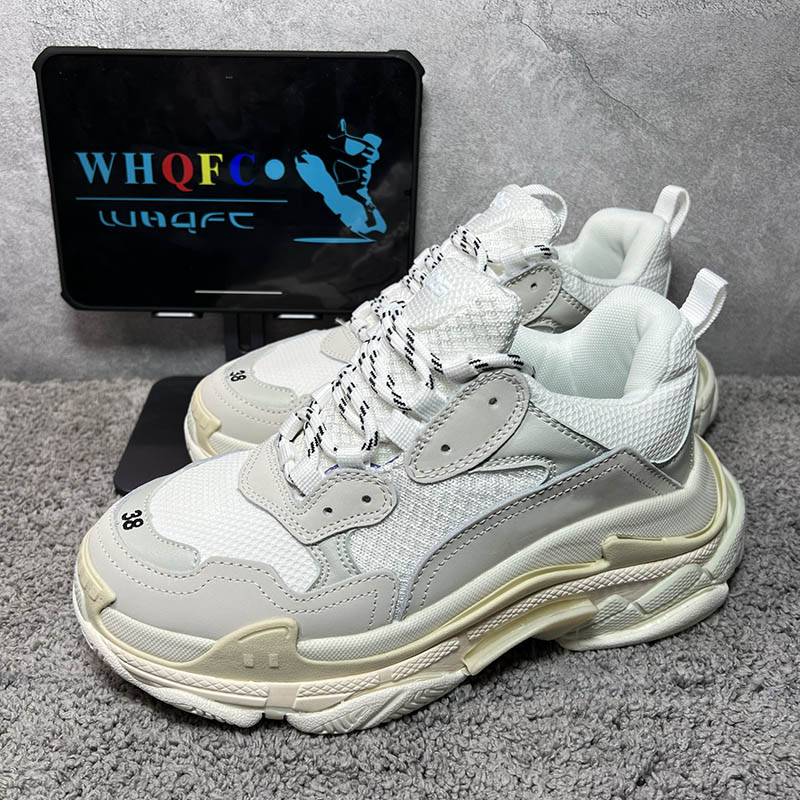 Mens Triple S Shoes 17FW Sneaker Womens Paris Black White Letter Colorful Blue Bright Red Rice Ash Grey Green Pink Silvery Retro Ladies Desi
Mens Triple S Shoes 17FW Sneaker Womens Paris Black White Letter Colorful Blue Bright Red Rice Ash Grey Green Pink Silvery Retro Ladies Desi