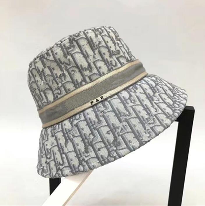 Luxurys Designers Bucket Hat men's and women's autumn winters Fisherman cap warm designer winter hats leisure fashion high quality 3 colors good nice, M1
Luxurys Designers Bucket Hat men's and women's autumn winters Fisherman cap warm designer winter hats leisure fashion high quality 3 colors good nice, M1