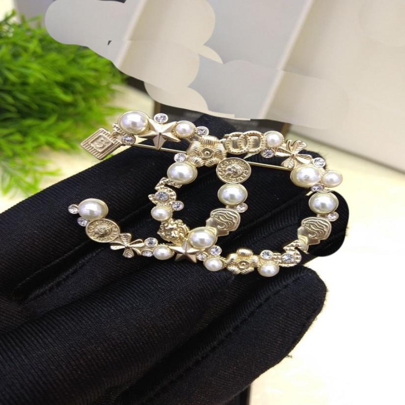 2020 Xiaoxiang Fengshui diamond pearl brooch brass European and American fashion suit coat pin
2020 Xiaoxiang Fengshui diamond pearl brooch brass European and American fashion suit coat pin
