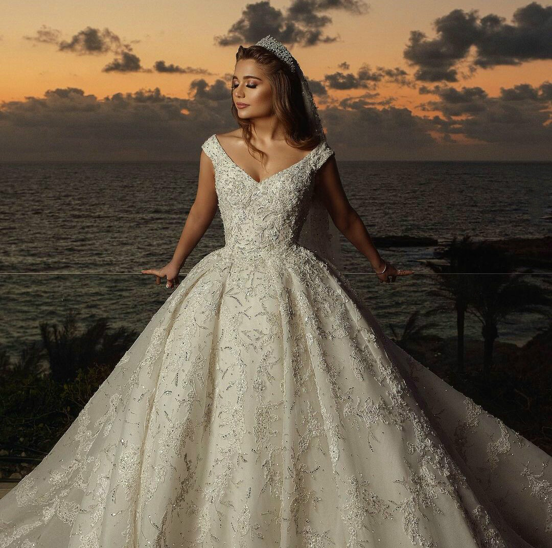Elegant Princess Ball Gown Wedding Dresses V Neck Lace Appliques Sequin Beads Short Sleeve Bridal Gowns Illusion 3D ral Bride Dress
