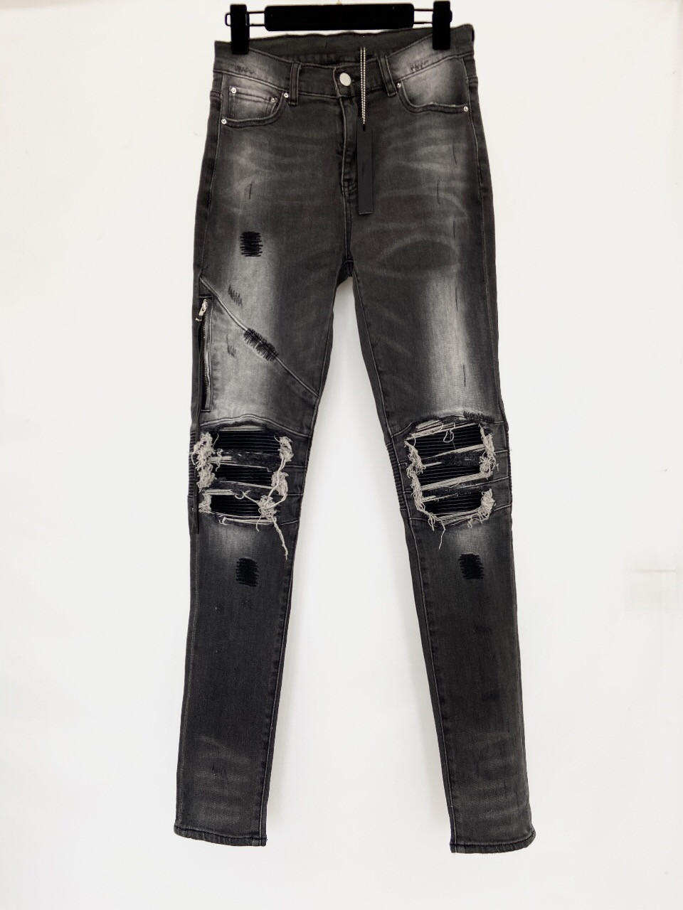 Luxury designer Mens jeans Long pants Skinny knee Grey zipper Spell leather Destroy the quilt Ripped hole fashion jean Men Designers Cloths
Luxury designer Mens jeans Long pants Skinny knee Grey zipper Spell leather Destroy the quilt Ripped hole fashion jean Men Designers Cloths