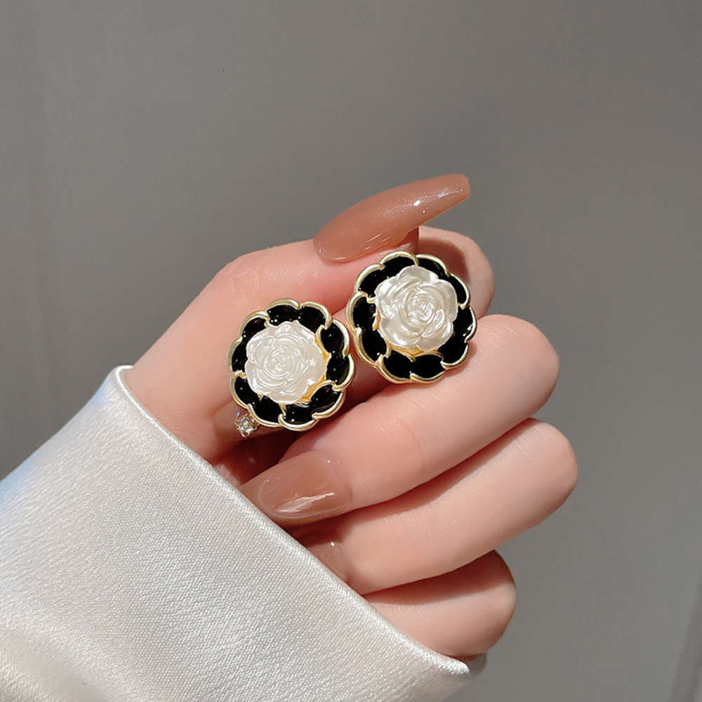 S925 silver needle color contrast flower ring earrings temperament petal Earrings trendy sweet girl
S925 silver needle color contrast flower ring earrings temperament petal Earrings trendy sweet girl