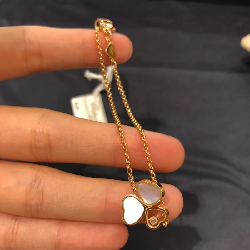 Cho@pard Bracelet 18k Rose Gold Single Diamond HAPPY HEARTS Three Hearts White Fritillaria Lady Bracelet Luxurys Designers jewelry
Cho@pard Bracelet 18k Rose Gold Single Diamond HAPPY HEARTS Three Hearts White Fritillaria Lady Bracelet Luxurys Designers jewelry