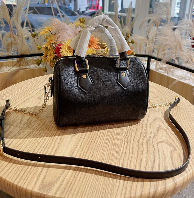 Designer Totes Bag Handbags Luxury Shoulder high-quality Genuine Leather Mini Tote pillow bags Fashion brand seven styles colors With the original box size 20-11-13 cm, White relief
Designer Totes Bag Handbags Luxury Shoulder high-quality Genuine Leather Mini Tote pillow bags Fashion brand seven styles colors With the original box size 20-11-13 cm, White relief