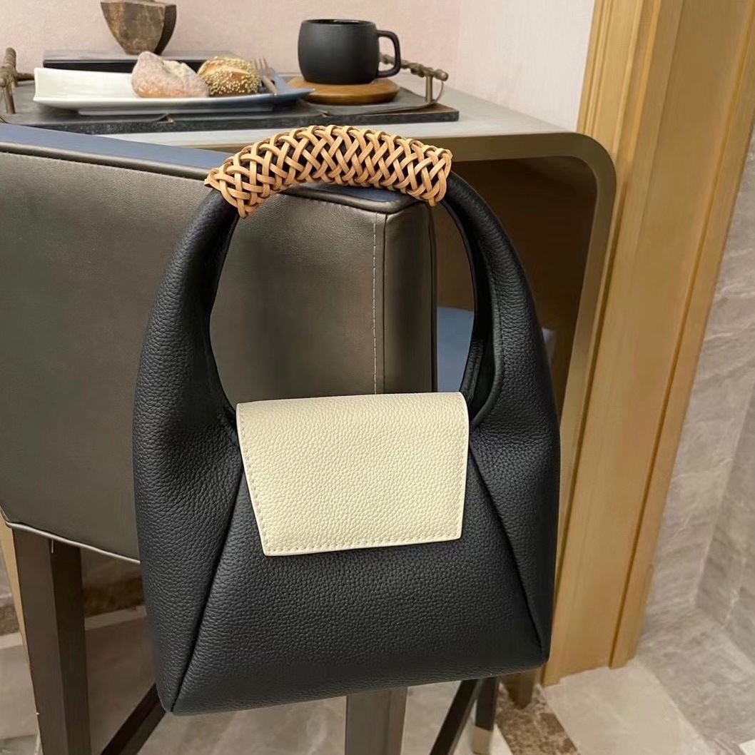 Fashion design Braided One-shoulder Underarm Bag Autumn/winter 2021 Vintage cowhide leather clash-colored tote handbag, Off-white
Fashion design Braided One-shoulder Underarm Bag Autumn/winter 2021 Vintage cowhide leather clash-colored tote handbag, Off-white