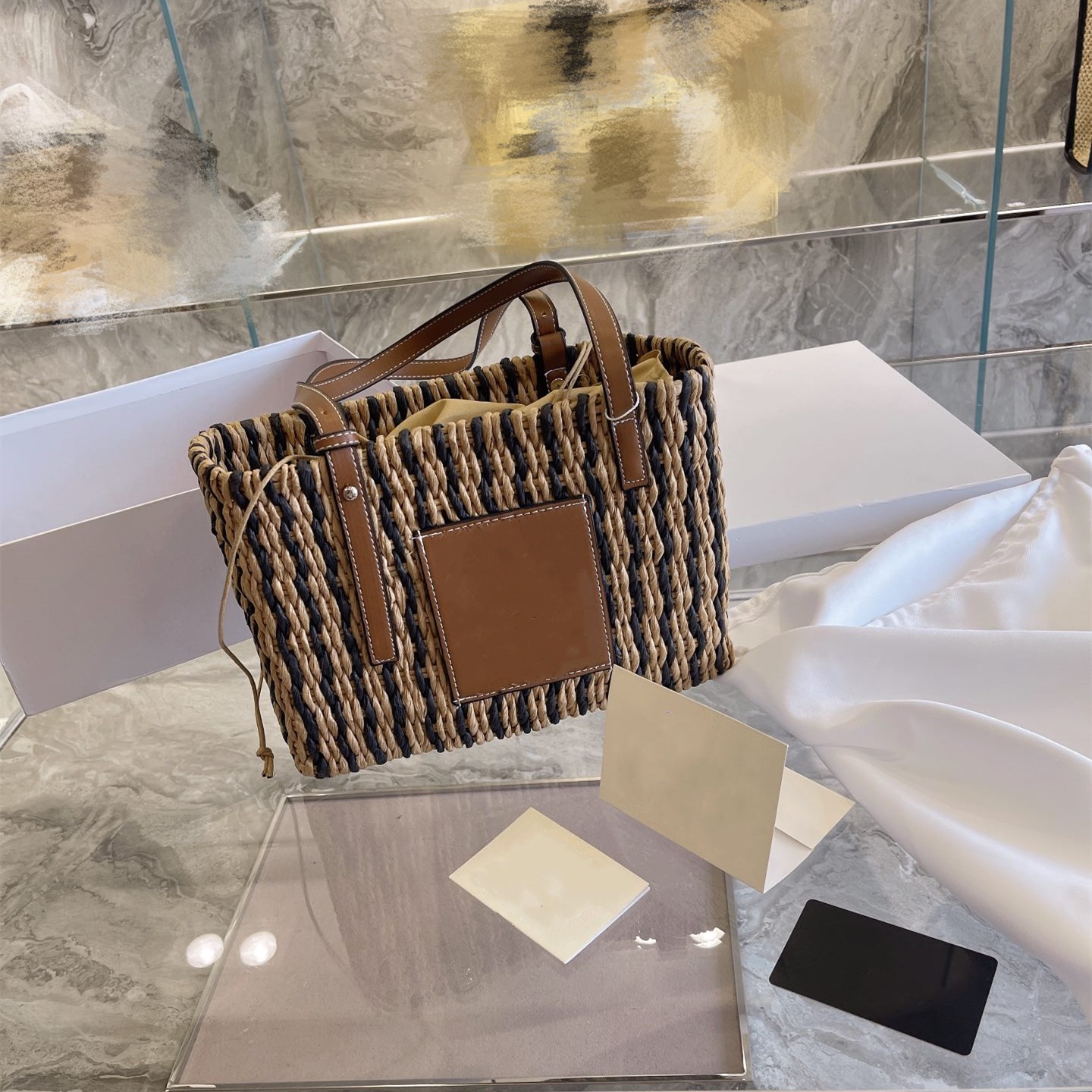 2021 Luxury new Palm Fiber woven hemp rope bag summer beach women's hand basket drawstring canvas bag fashion handbag Brown-black purse straw, As pic
2021 Luxury new Palm Fiber woven hemp rope bag summer beach women's hand basket drawstring canvas bag fashion handbag Brown-black purse straw, As pic