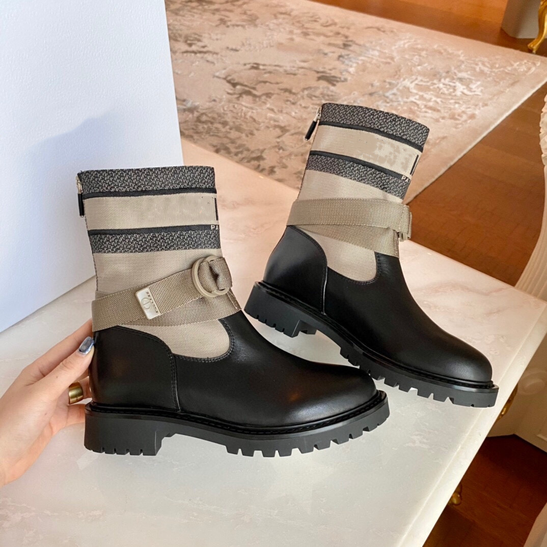 Women Designer Shoes Martin Desert Boot Weaving embroidery 100% Real Leather Medal Coarse Non-Slip Womens Winter Shoe Size 35-41, Box
Women Designer Shoes Martin Desert Boot Weaving embroidery 100% Real Leather Medal Coarse Non-Slip Womens Winter Shoe Size 35-41, Box