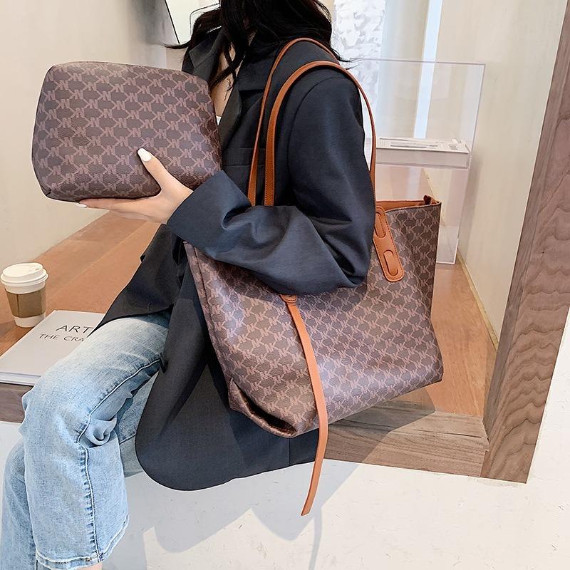 Cross Body Net Red Envelope Female Bag 2021 Large-capacity One-shoulder Tote Fashionable Mother-and-child Handbag Hand, Black
Cross Body Net Red Envelope Female Bag 2021 Large-capacity One-shoulder Tote Fashionable Mother-and-child Handbag Hand, Black