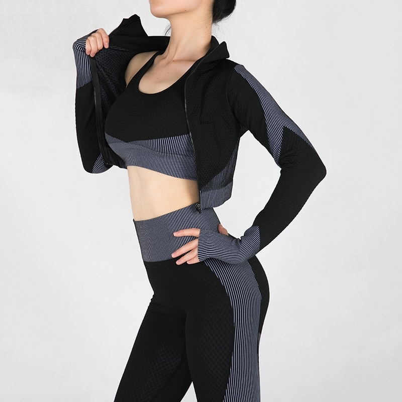Seamless Yoga suit female autumn and winter hip lifting tight running fitness three piece set, Gray
Seamless Yoga suit female autumn and winter hip lifting tight running fitness three piece set, Gray