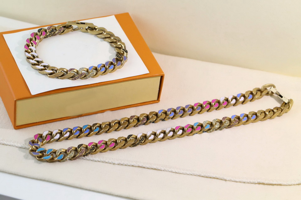 New Style Jewelry Sets Men Aged Gold-colour Hardware Engraved V Initials Enamelled Crystal Chain Links Patches Necklace Bracelet MP2772 MP2775, No original box
New Style Jewelry Sets Men Aged Gold-colour Hardware Engraved V Initials Enamelled Crystal Chain Links Patches Necklace Bracelet MP2772 MP2775, No original box