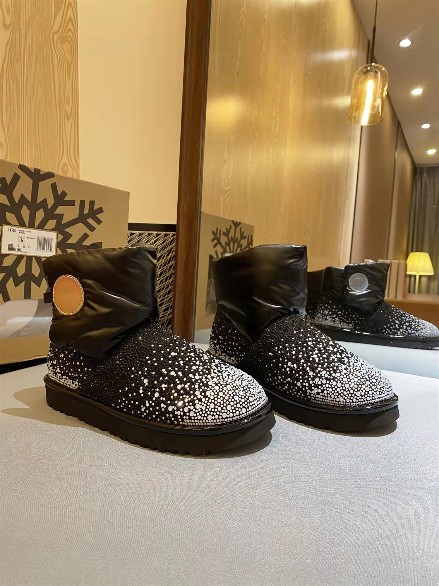 2022 Comfore Ankle Boots Women Soft Down Shoe Designer Flat Shoes Starry Sky Sparkling Rhinestone Decoration Australian Sheepskin Lining Win, Black
2022 Comfore Ankle Boots Women Soft Down Shoe Designer Flat Shoes Starry Sky Sparkling Rhinestone Decoration Australian Sheepskin Lining Win, Black