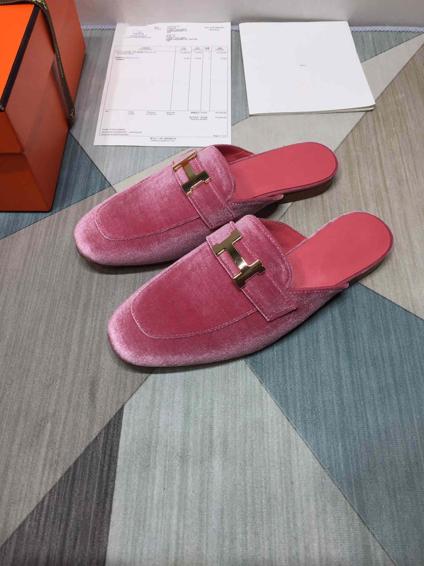 2021 new fashionable temperament ladies Baotou slippers leisure material classic style sandals high heels lazy women leather slippers, Black
2021 new fashionable temperament ladies Baotou slippers leisure material classic style sandals high heels lazy women leather slippers, Black