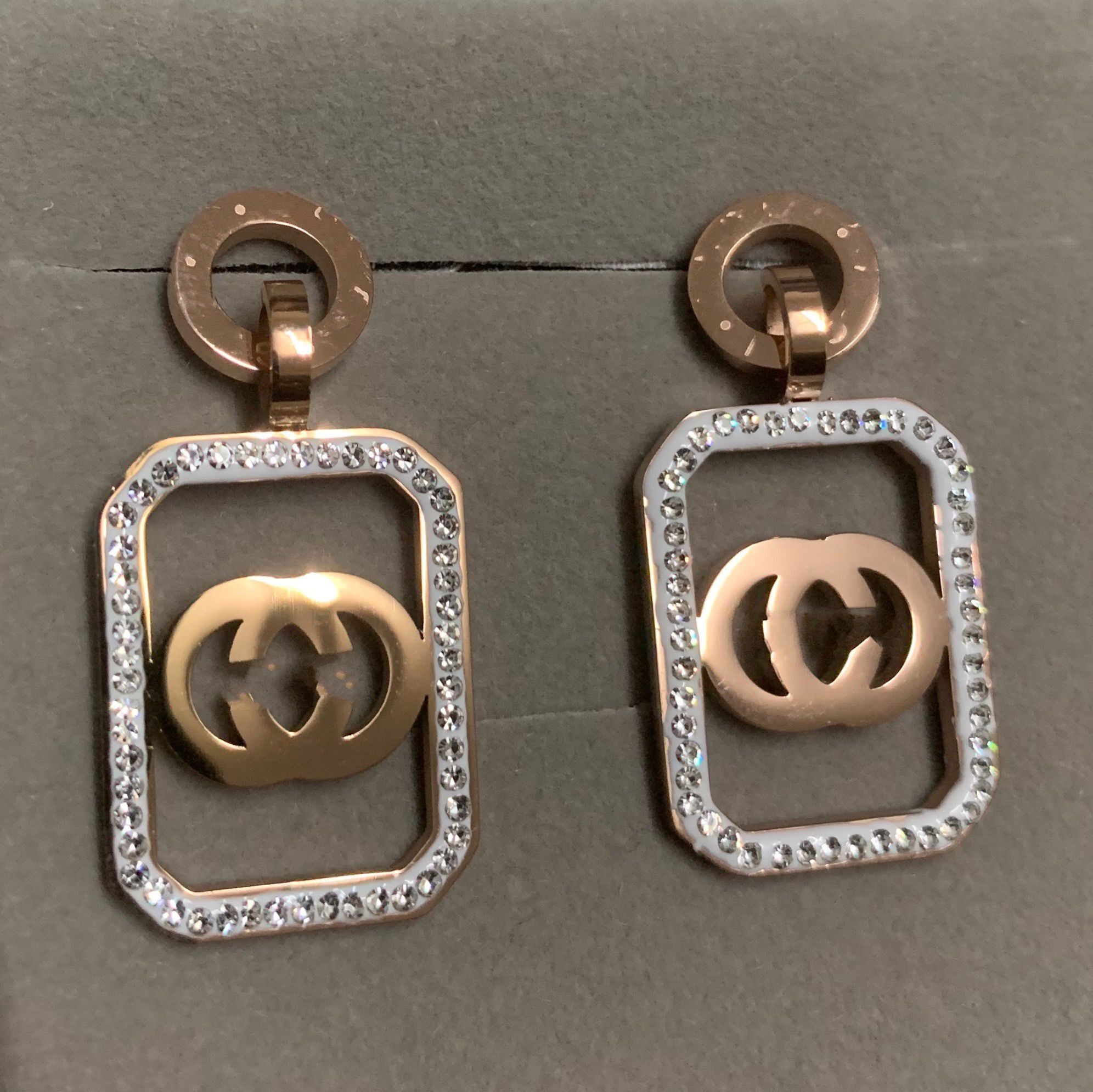 Girls High Quality wedding dangles 316L stainless steel rose gold full diamond square letter drop earrings dangle for Women lady birthday gift
Girls High Quality wedding dangles 316L stainless steel rose gold full diamond square letter drop earrings dangle for Women lady birthday gift